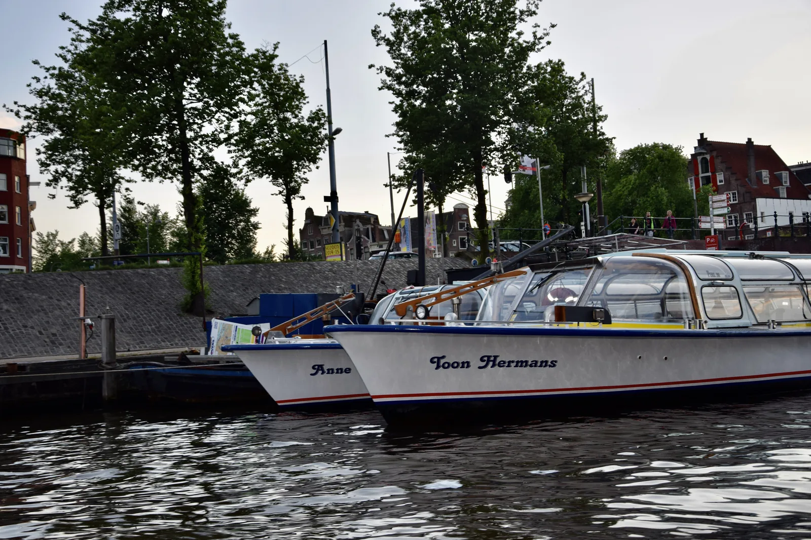 Koningsdag op het water: varen door de grachten