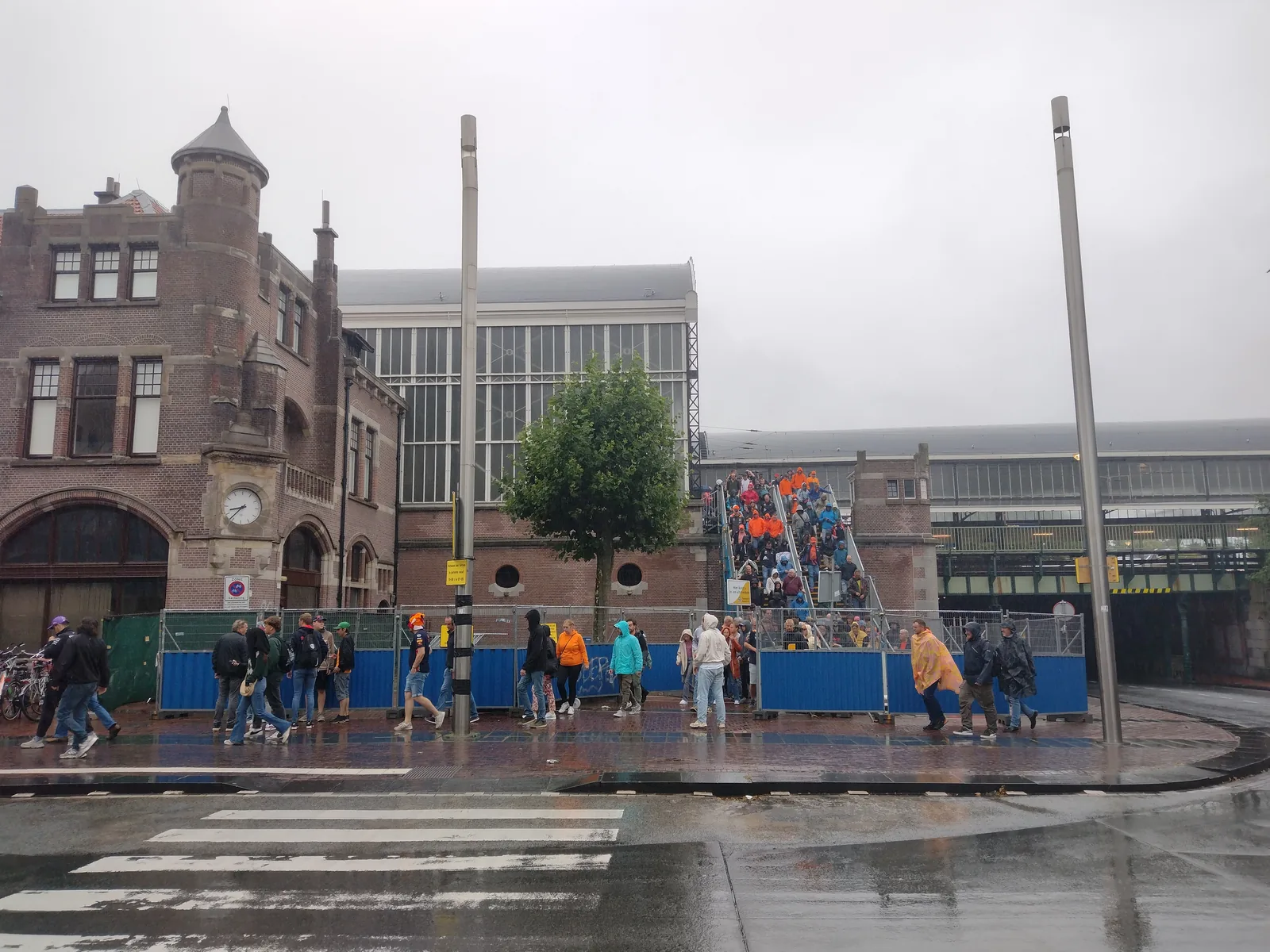 Reizen op Koningsdag: zo kom je met het OV door de drukte
